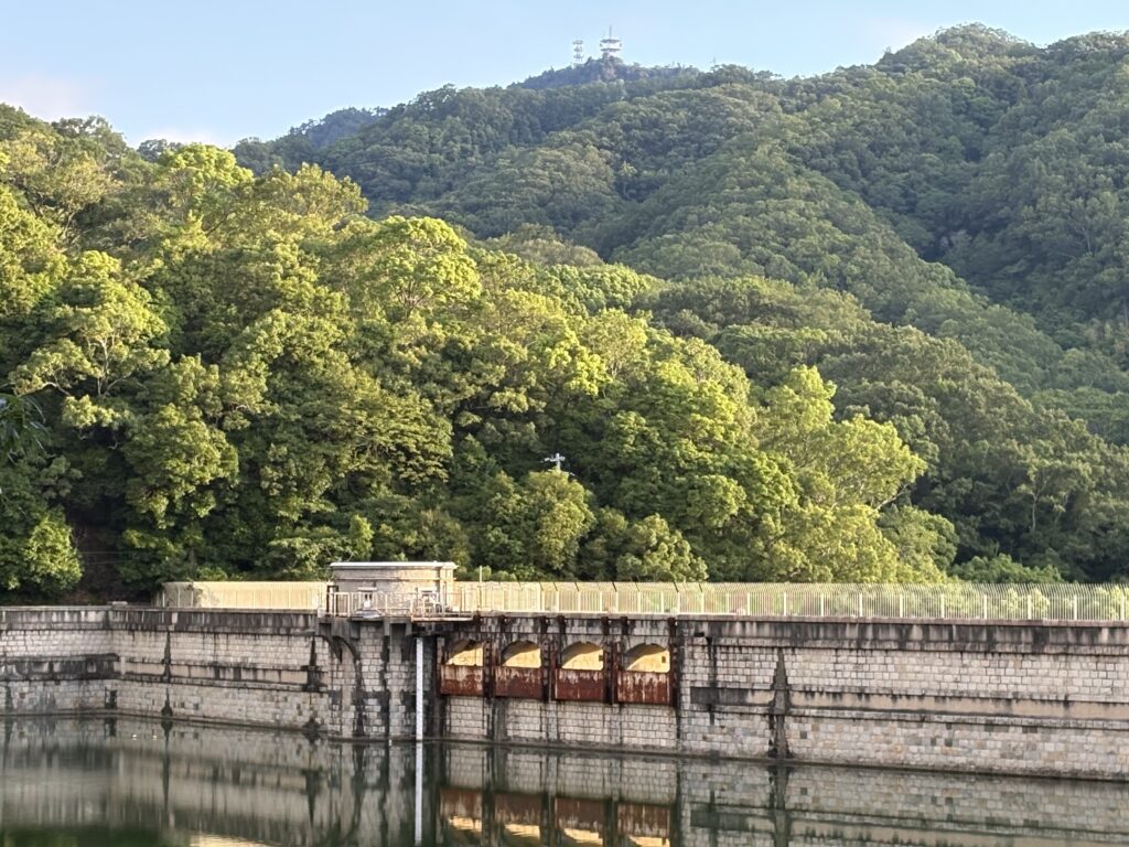 現在の烏原貯水池・立ヶ畑堰堤。神戸近代水道を支えた重要な水源施設である。