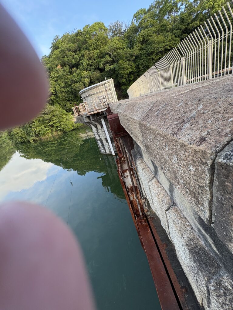 鉄扉の正面には石材の張り出しがあり、正面からの撮影は難しい。今回は安全を優先し、斜め上方から記録した。