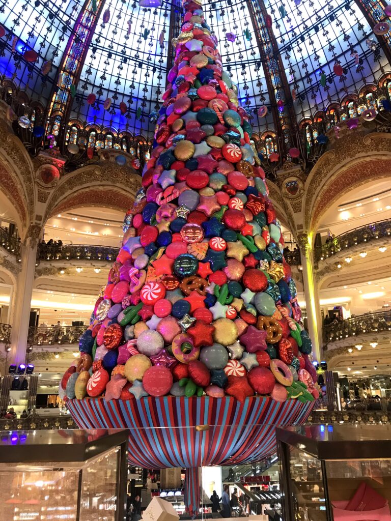 パリのギャラリー・ラファイエット（Galeries Lafayette Haussmann）のクリスマスツリー
