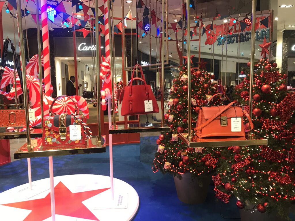 パリ・オスマン大通りにあるギャラリー・ラファイエット（Galeries Lafayette Haussmann）では、毎年冬のパリを象徴するクリスマスツリーとショーウインドウ