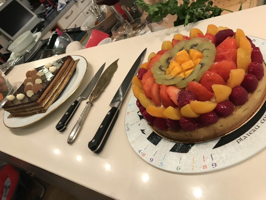クラスメートが持参したチョコレートケーキ。家族だけでなく、友人や招かれた人も一緒に食卓を囲む温かさがあった。