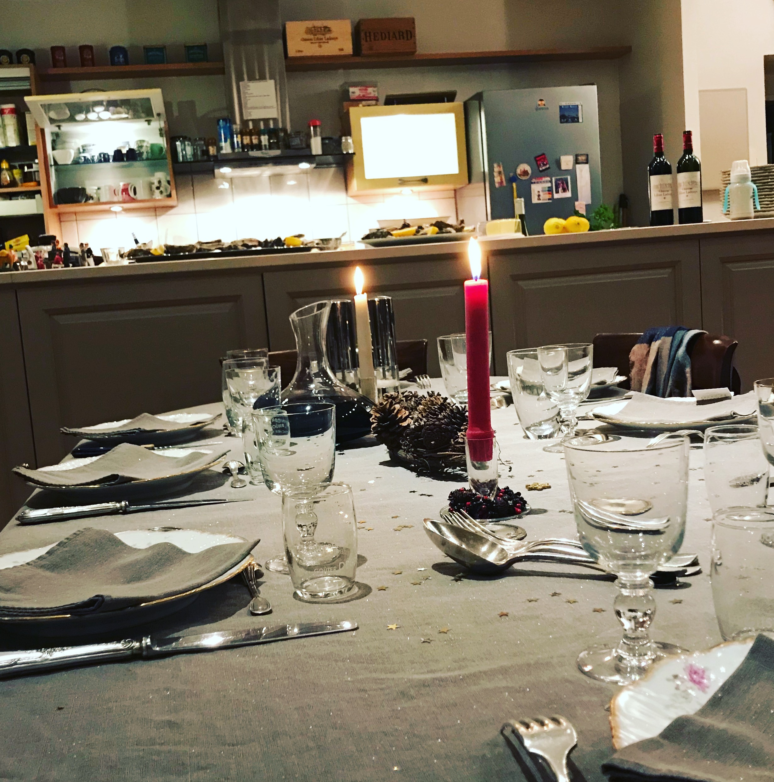 シャンパングラスが並べられたクリスマスイブの食卓。家庭でありながら、特別な夜として丁寧に整えられていた。