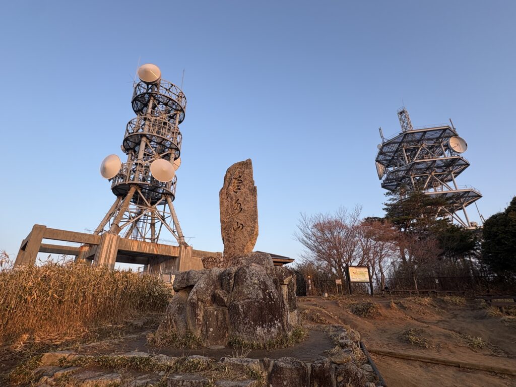 現在の菊水山頂付近。山頂周辺には通信施設が設けられている。

