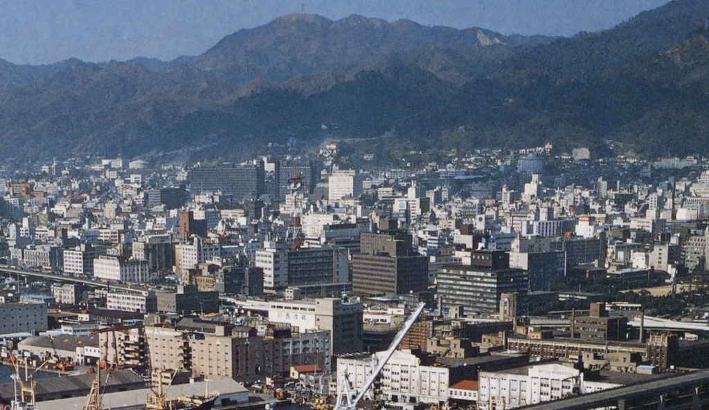 『神戸消防のあゆみ』(神戸市消防局、1978年)掲載写真。菊水山山頂付近に無線中継所とみられる塔が確認できる。