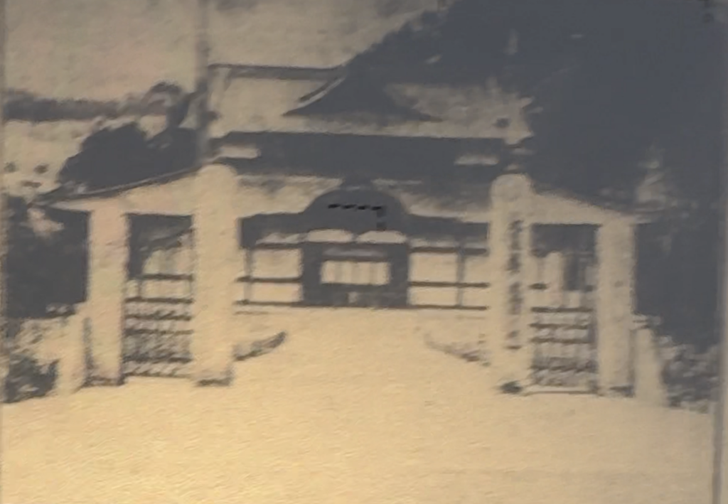 第1関門「武徳殿前」。現在は存在しないが、1924年の神戸新聞紙面では第1関門として確認できる。