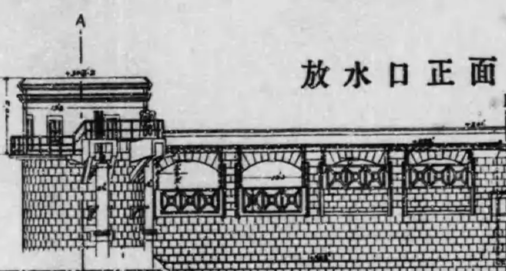 鳥原貯水池堰堤増築図に描かれた放水口正面の鉄扉。上下にスライドする構造として描かれているように見える。