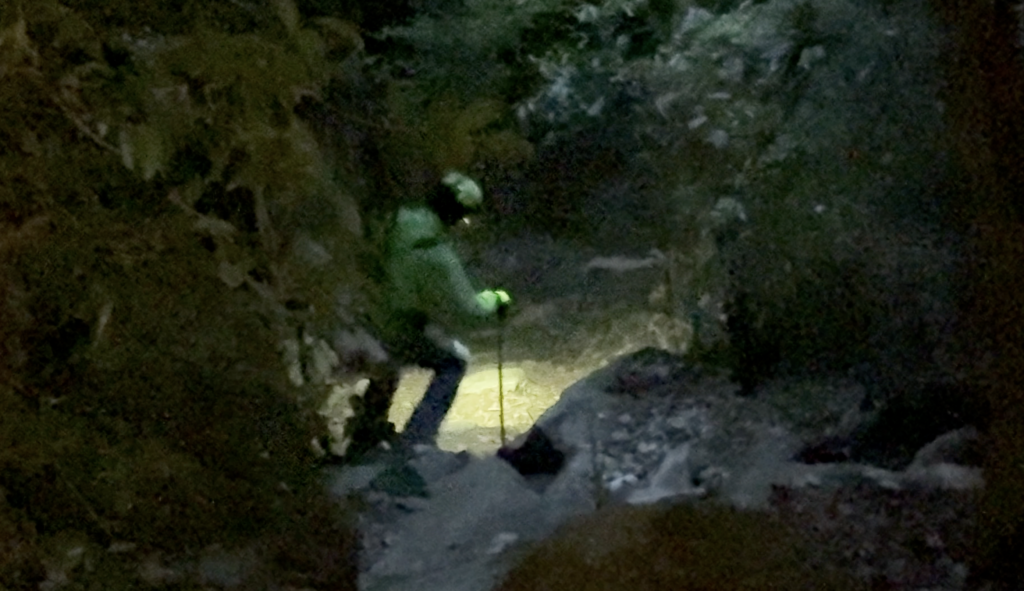 】早朝・夜明け前の菊水山登山口、またはヘッドライトで歩く山道
キャプション：まだ街も眠る時間から、菊水山の登山道整備は始まっている。