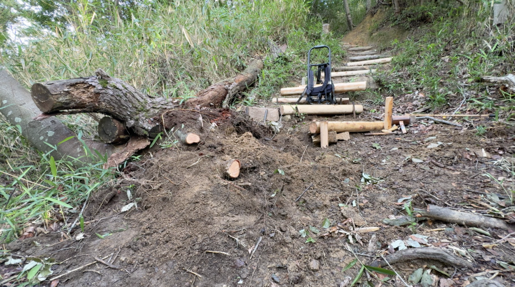 写真4】倒木処理、草刈り跡、または整備された山道
キャプション：倒木処理、草刈り、ロープ整備、ゴミの回収。山道は自然に歩ける状態になっているわけではない。