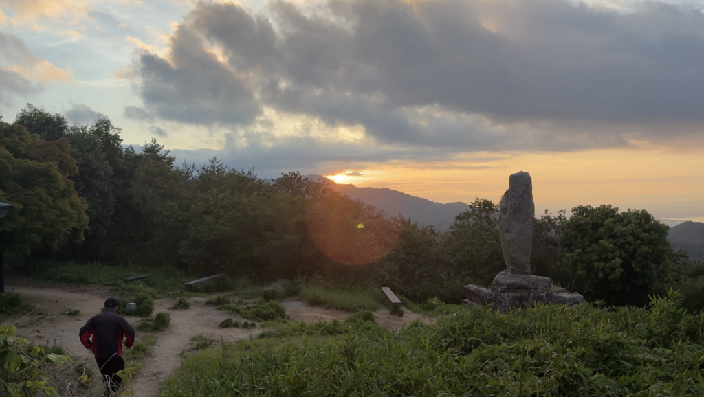 菊水山山頂から見る日の出と大楠公六百年祭記念碑