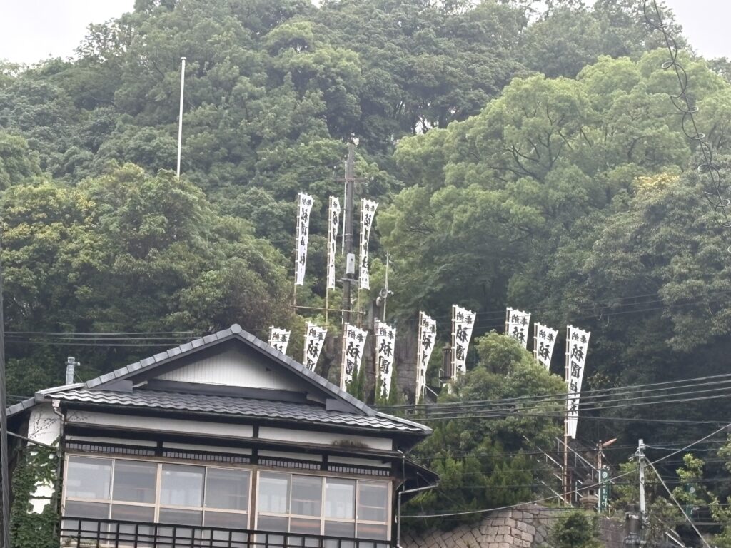 湊山温泉から見える祇園神社方面の幟旗