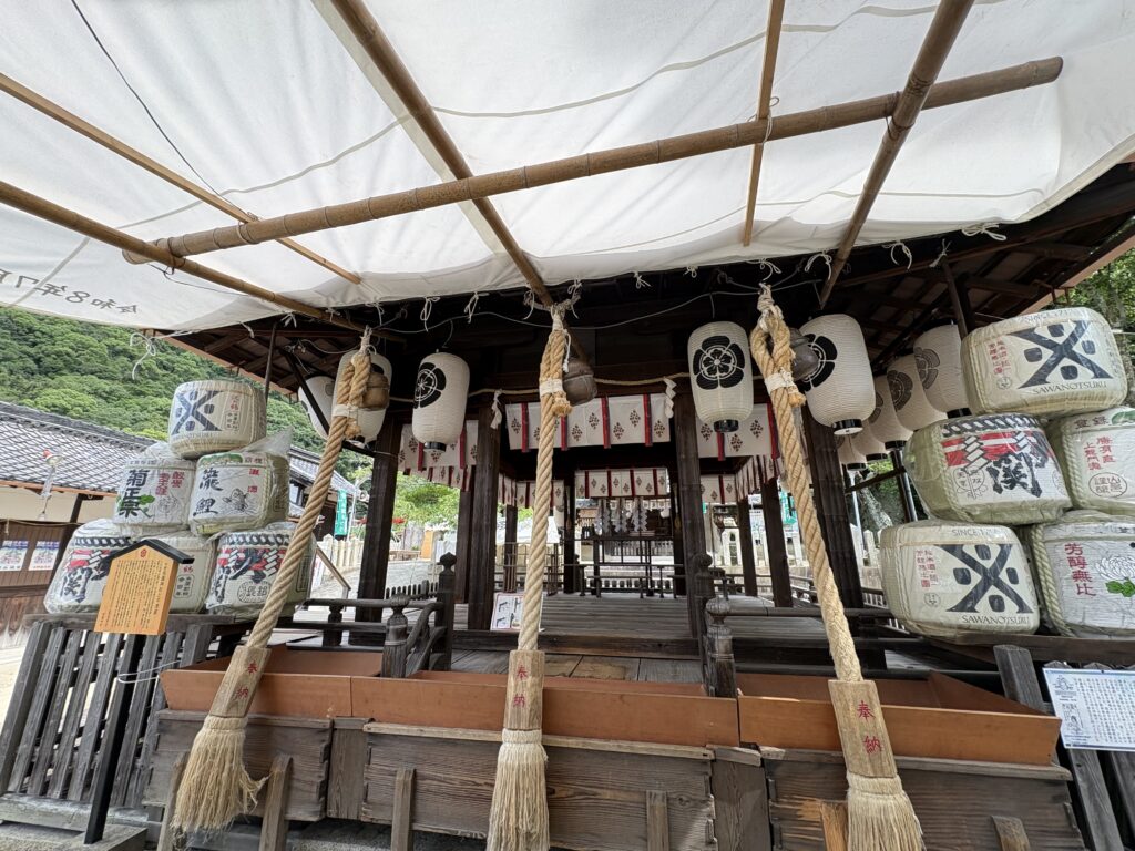 祭り前の祇園神社境内や参道の準備風景