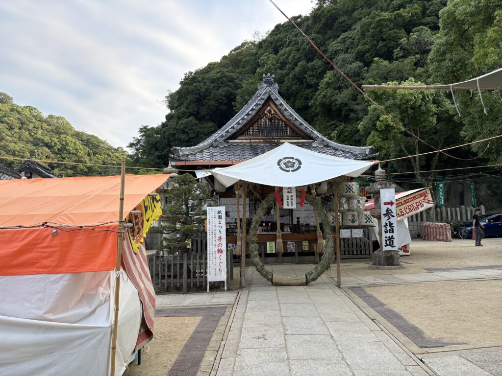 祇園神社の境内や参道に並ぶ出店の全景