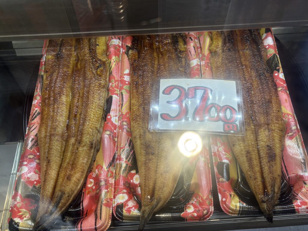 炭火で焼かれた愛知一色産のうなぎ蒲焼