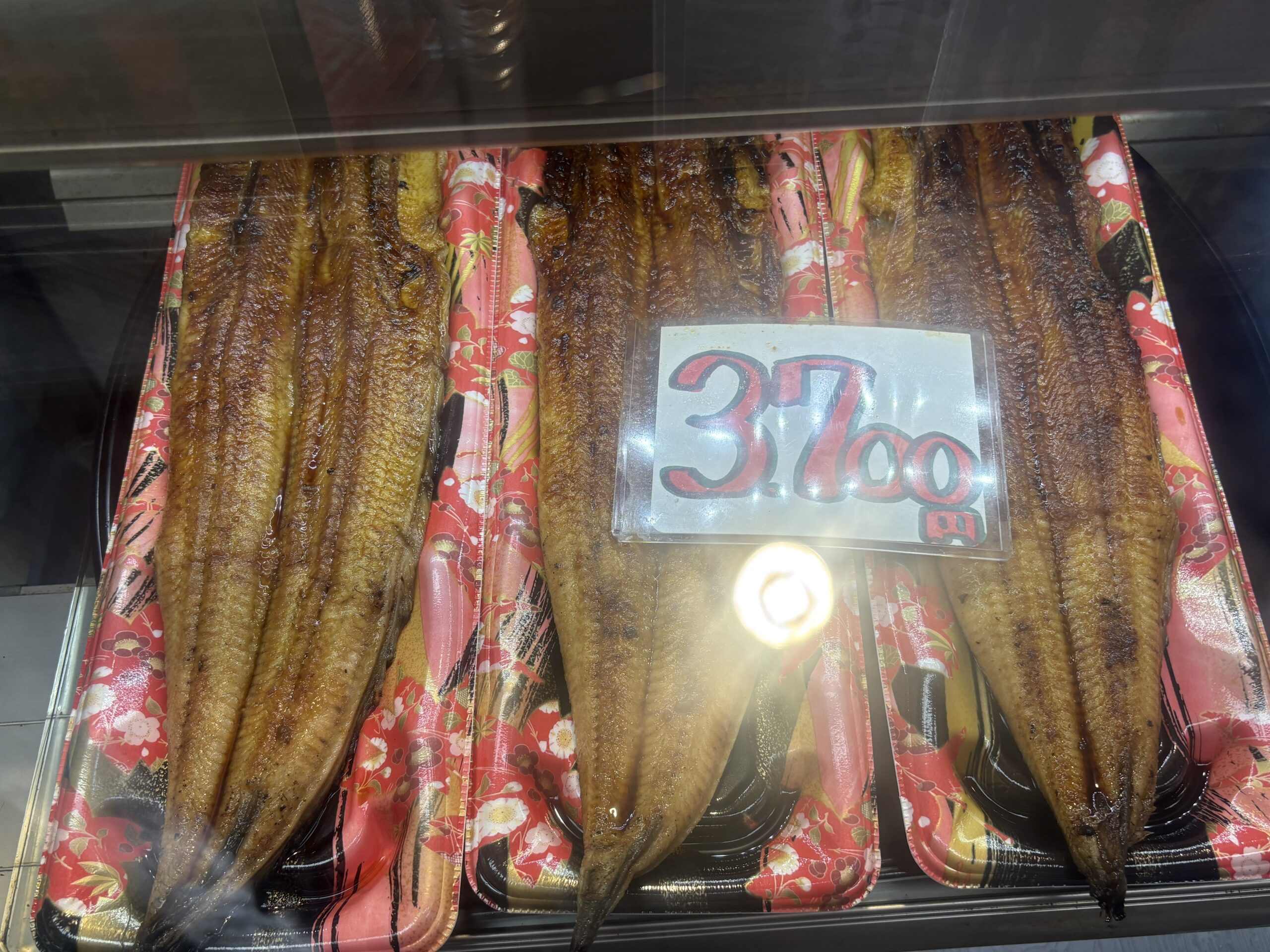 炭火で焼かれた愛知一色産のうなぎ蒲焼