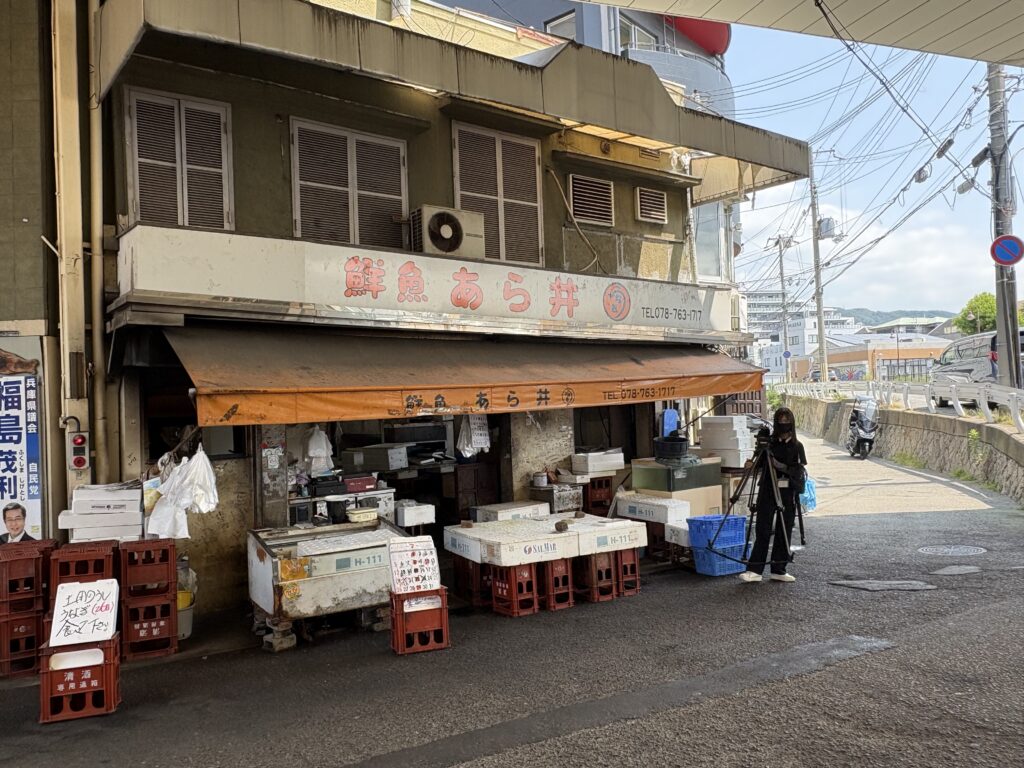 鮮魚・あら井のうなぎを撮影するサンテレビのカメラ