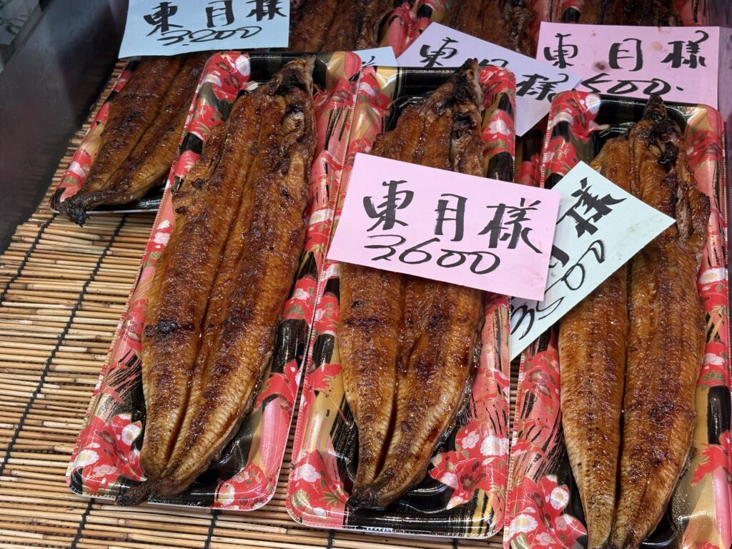 【写真：店頭に多数のうなぎが並ぶ様子】