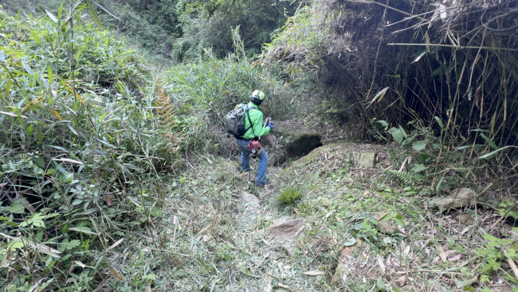 キャプション：地域の登山会による登山道整備。歩きやすい道は、地道な草刈り作業に支えられています。