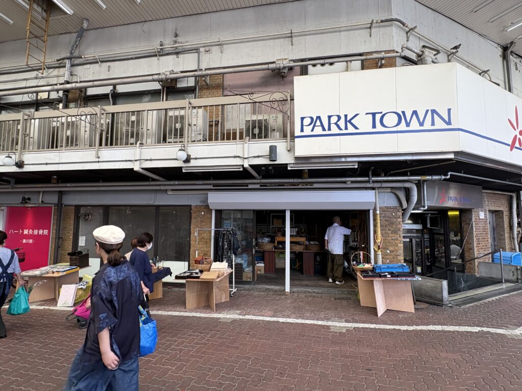 パークタウン北側に2026年8月に現れた「リサイクルショップ豊」。取材時には店名を示す看板はありませんでした。