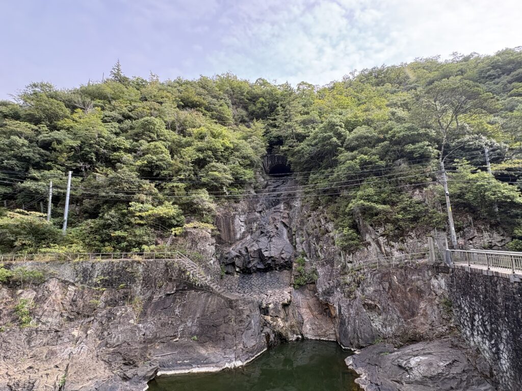 千苅貯水池の洪水処理を担う越流設備。主堰堤とは別に洪水を逃がす系統が設けられている。