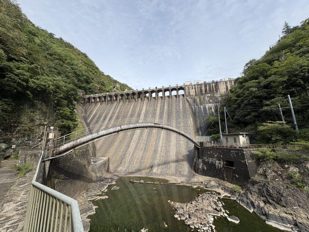 千苅ダムの堰堤を下流側から見た全景