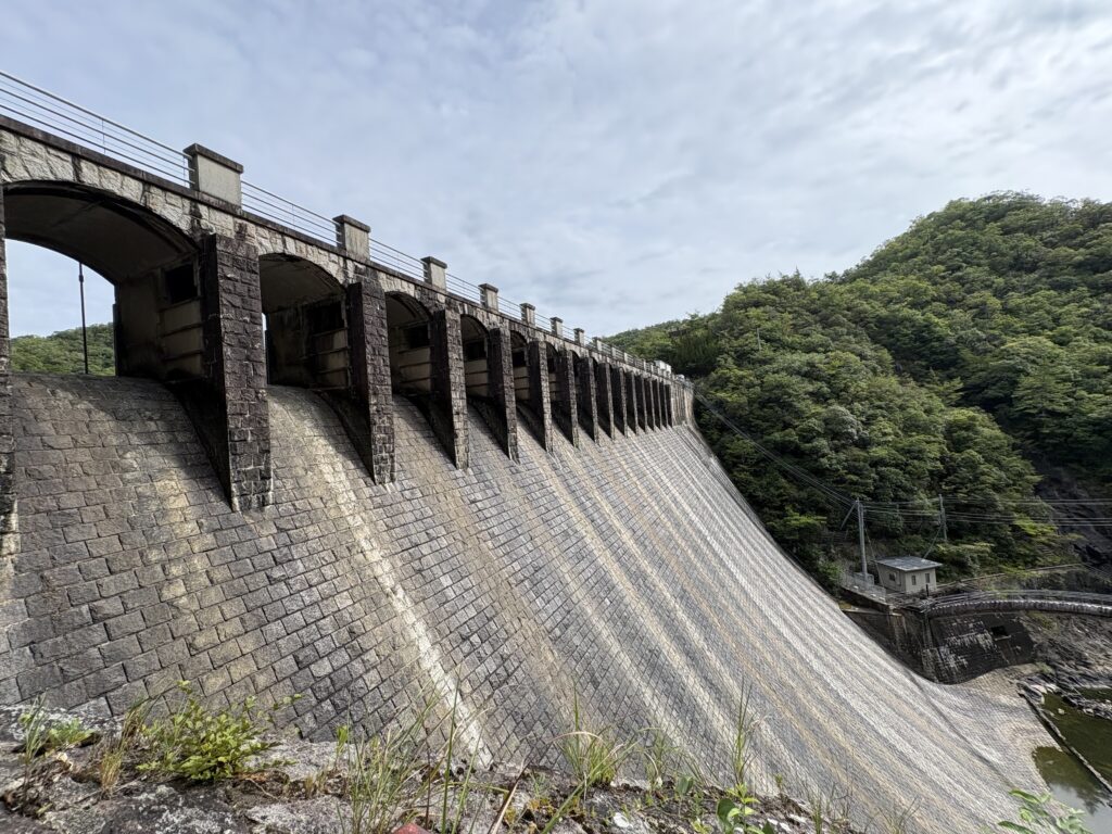 2026年8月9日に現地視察した千苅ダム。大正期に建設された堰堤は、その後昭和初期に嵩上げされた。