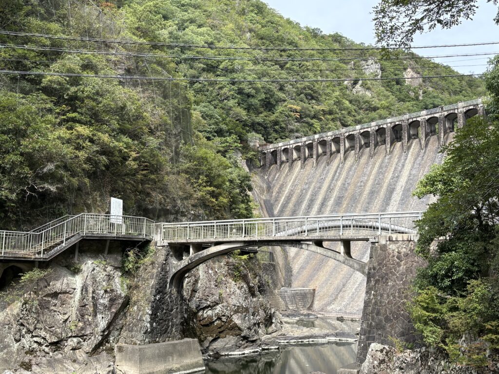 千苅ダム直下の羽束川に架かるせんがり橋