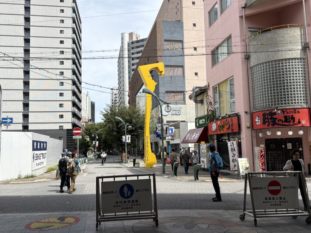 新開地の黄色いチャップリンのモニュメント