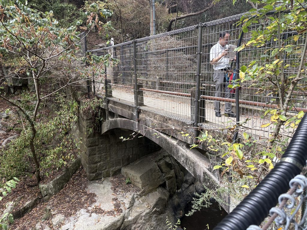 五本松堰堤から下った先にある谷川橋。布引水源地に残る歴史的な水道施設の一つ。2026年8月27日撮影。