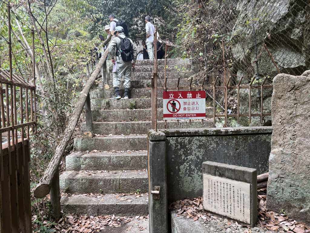 通常は立入禁止となっている雌滝取水堰堤。明治33年（1900）に造られた布引水源の取水施設で、現在も利用されている。2026年8月27日撮影。