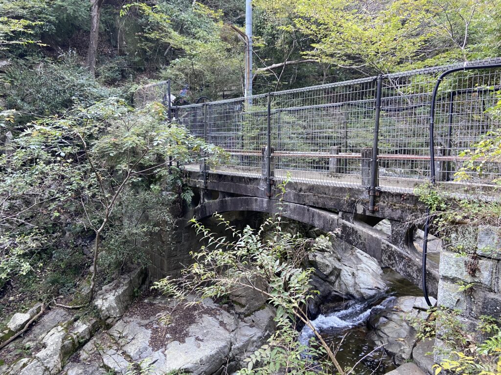 現在の布引水源分水堰堤。明治期の『神戸市水道誌』にも記録された布引水源の施設の一つ。撮影:筆者