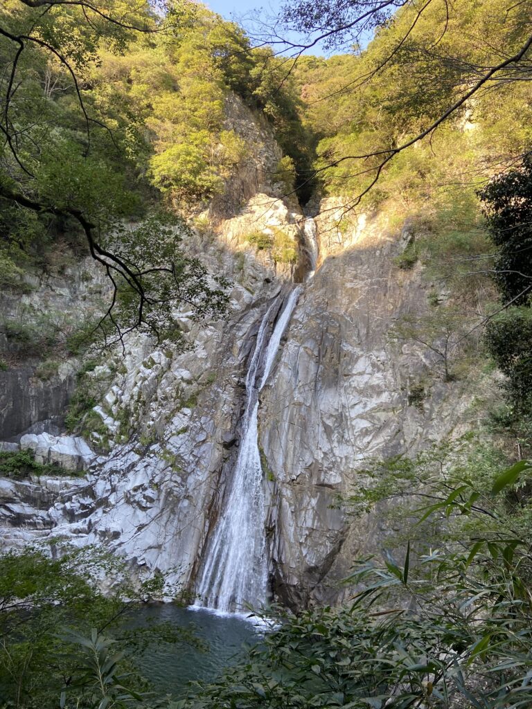 現在の布引の滝。布引貯水池から流れ出した水は滝を経て谷を下り、その一部が下流で取水されて奥平野浄水場へ送られている。
撮影:筆者