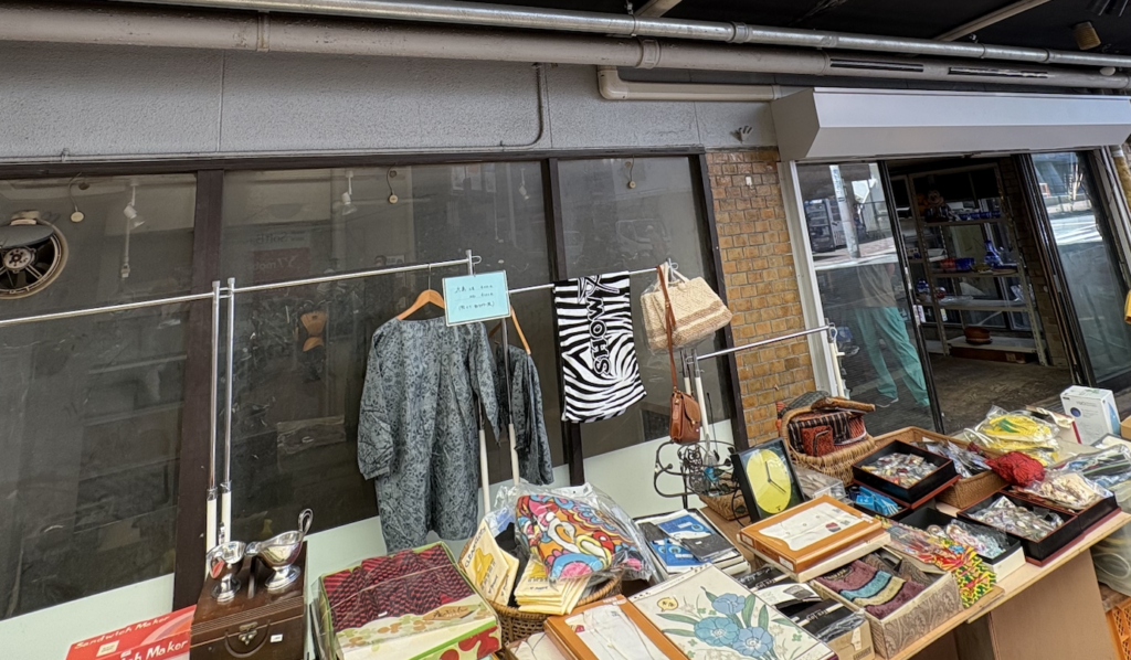 店頭には食器や雑貨など、さまざまな商品が並んでいます。