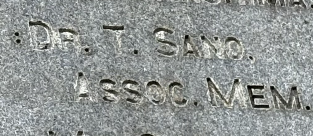 千苅堰堤英文銘板のDR T SANO佐野藤次郎の刻字