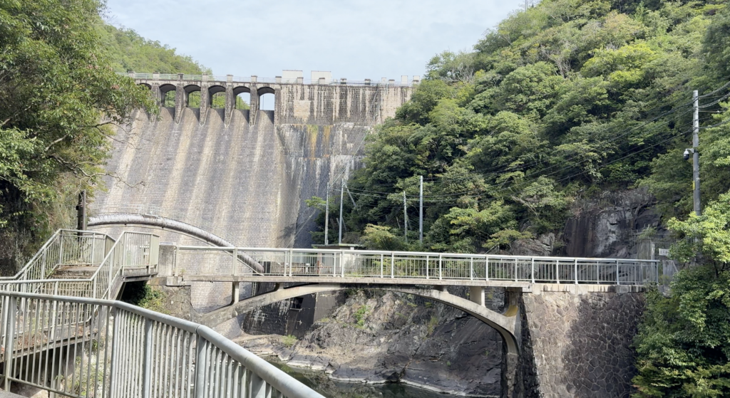 現在の千苅ダム。大正期の計画史料と現地の構造物を重ねることで、将来の神戸を見据えて築かれた水源だったことが見えてくる。