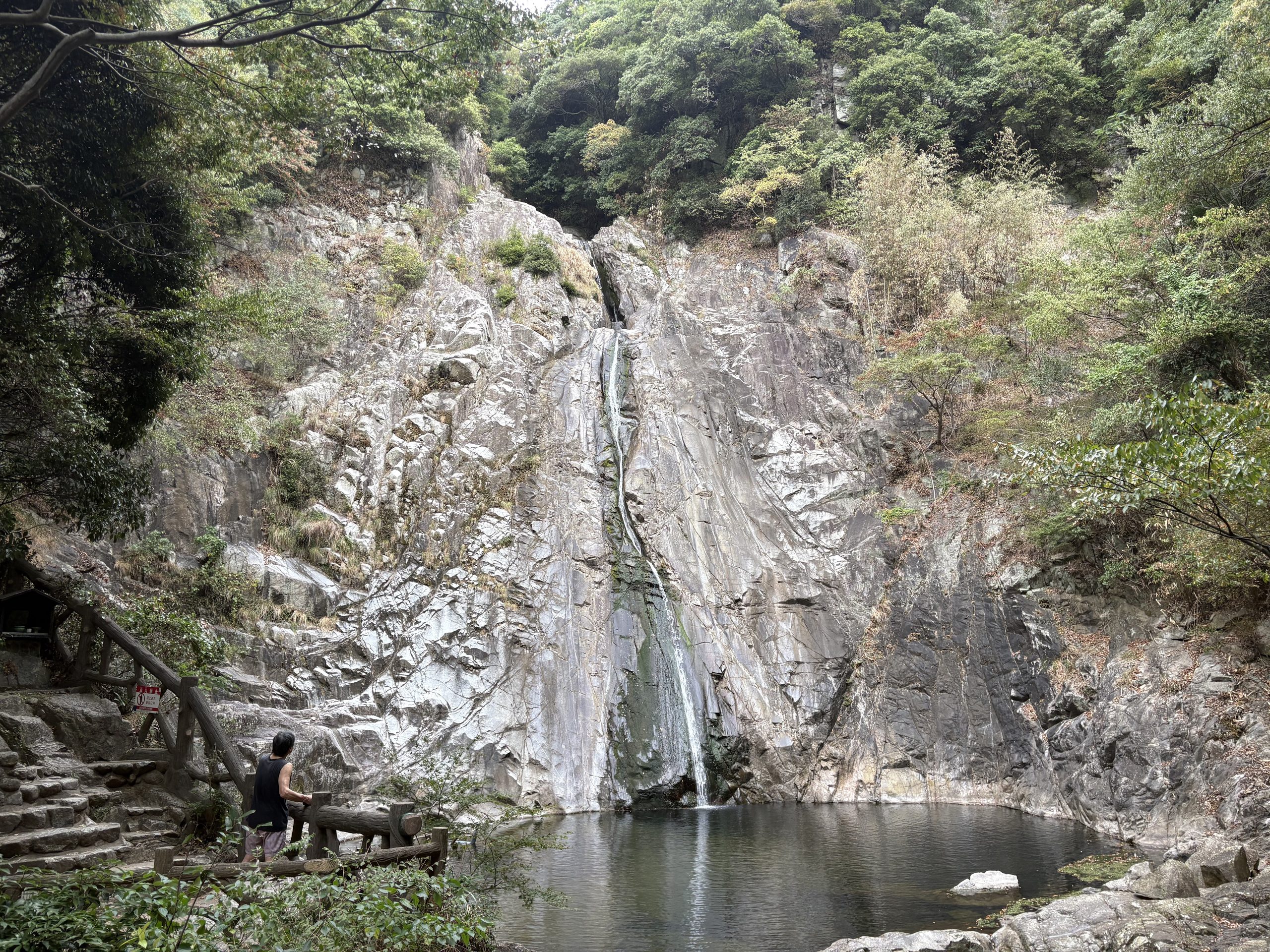 現在の布引の滝。布引貯水池から流れた水は谷を下り、その一部が雌滝取水堰堤で取り込まれて奥平野浄水場へ送られる。撮影：筆者。