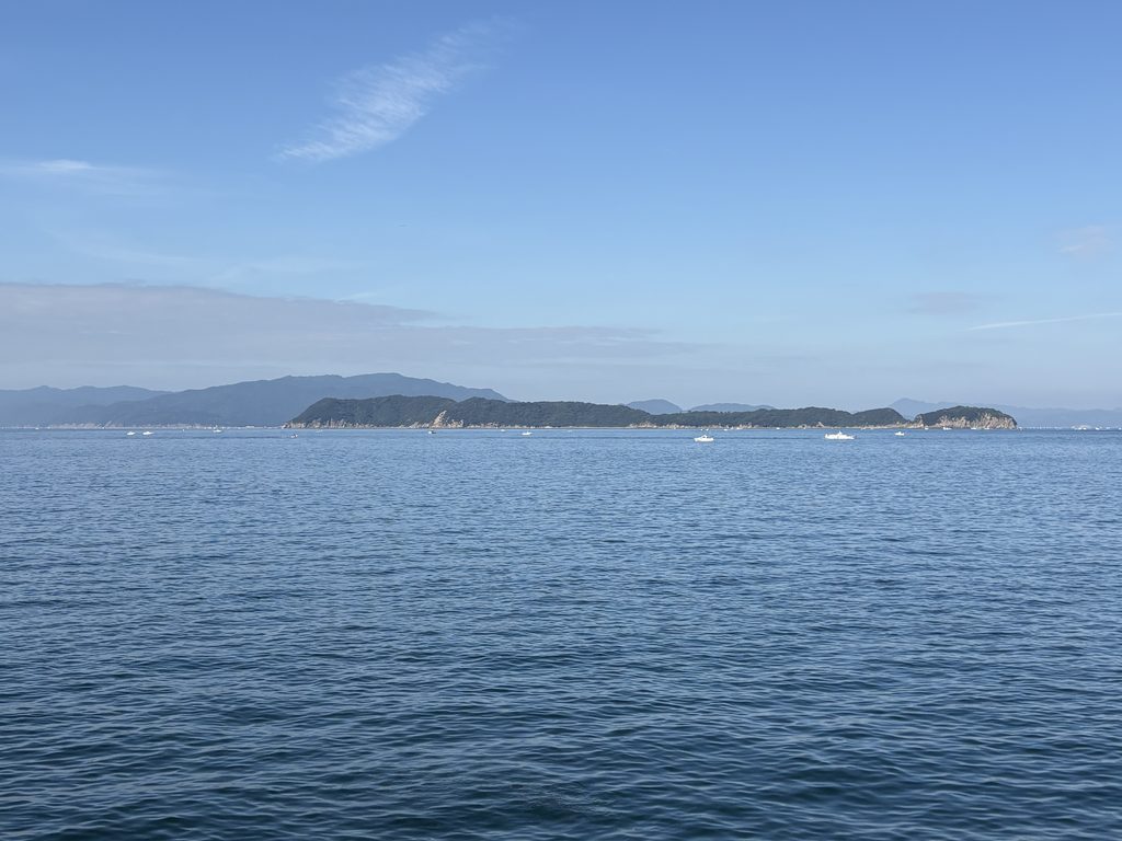 和歌山市加太港の防波堤から見た友ヶ島の沖ノ島と虎島