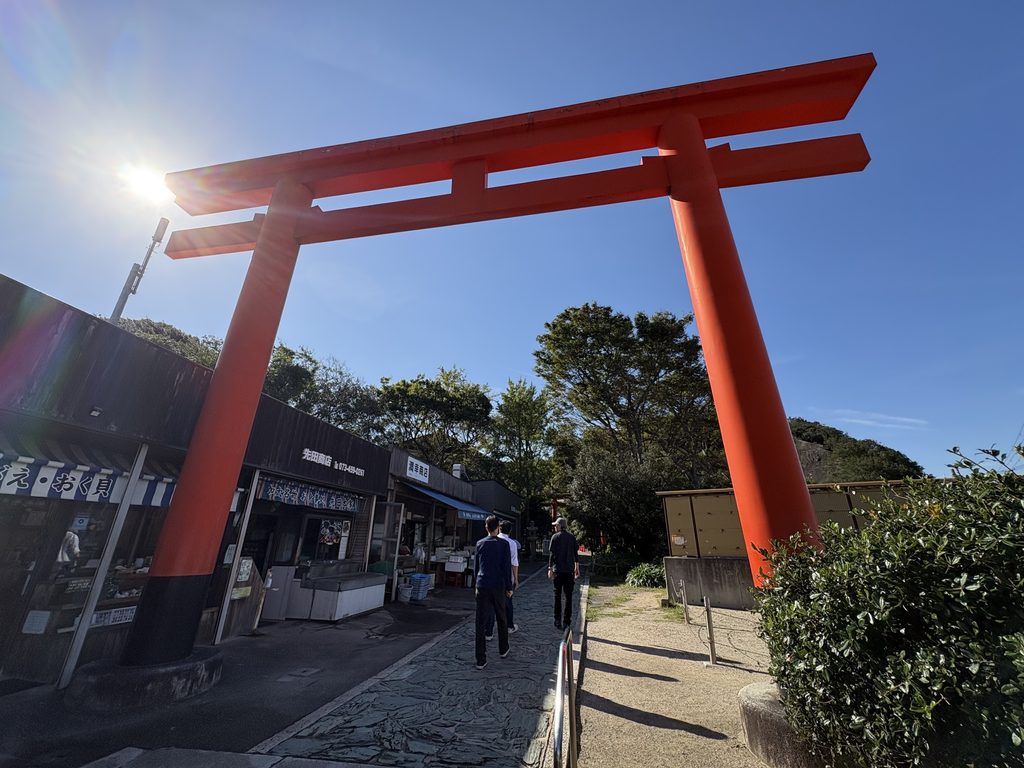 和歌山市加太にある加太淡嶋神社の鳥居と門前の商店