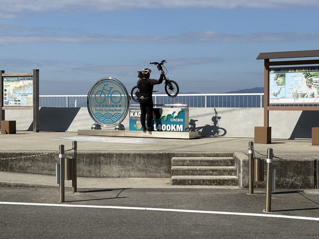 和歌山県加太港にある太平洋岸自転車道1400kmの自転車モニュメント
